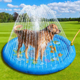 Golden Retriever kühlt sich auf der Sprinkler-Matte ab