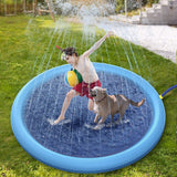 Kind und Hund spielen gemeinsam auf der Sprinkler-Matte