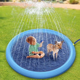 Kind und Hund entspannen auf der Wassersprinkler-Matte