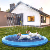 Zwei Hunde toben auf der Wassersprinkler-Matte im Garten